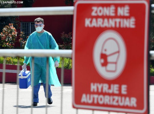 “MOSHA MESATARE…”/ Ministria e Shëndetësisë: 81 pacientë në 2 spitalet COVID 19, 4 të intubuar