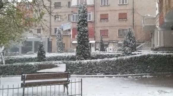 RIKTHEHEN RRESHJET E DËBORËS/ Probleme në qarkullimin e mjeteve në zonat malore