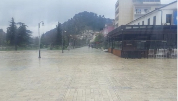 MOTI I KEQ NË KOHË KARANTINE/ Shiu boshatis rrugët e Beratit, pedonalja dhe lulishtet bosh