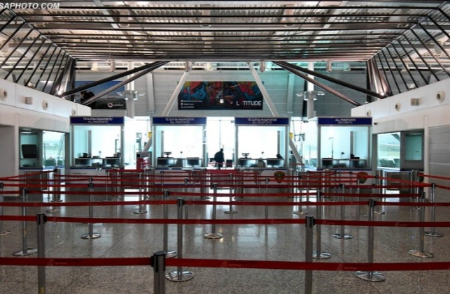 PEZULLIMI I FLUTURIMEVE/ Aeroporti i Rinasit bosh pa udhëtarë, pret vetëm shqiptarët e riatdhesuar (FOTO)