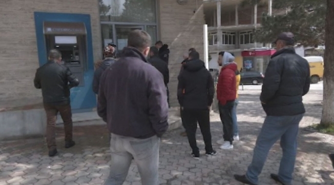 MASAT NDAJ KORONAVIRUSIT/ Shtohen lëvizjet në qytetin e Kukësit, qytetarët në radhë e pa masa mbrojtëse para bankave (VIDEO)