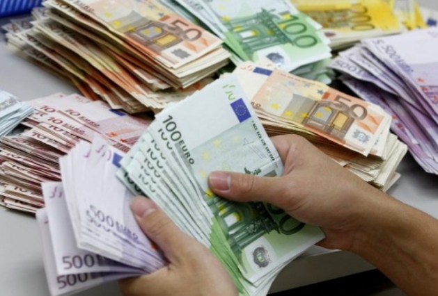 EURO BIE NDJESHËM EDHE GJATË DITËS SË SOTME/ Ja në çfarë shifre ka shkuar. Kursi i këmbimit drejt…