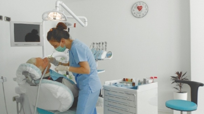 PASOJAT E KORONAVIRUSIT/ Kush hap klinikën dentare gjatë luftës me COVID-19, i hiqet licenca për 6 muaj