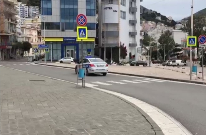 MASAT KUFIZUESE/ Policia e Sarandës me megafon, thirrje qytetarëve të futen në shtëpi
