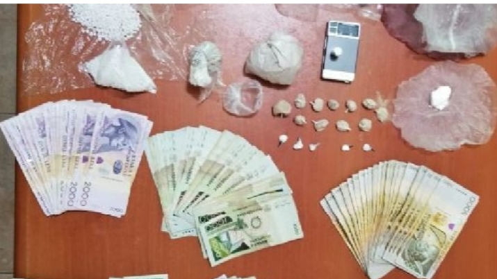 TREGTI KOKAINE DHE HERIONE ME BIÇIKLETË/ E fejuara shtatzënë hedh drogën nga dritarja sapo shkon policia (EMRAT)
