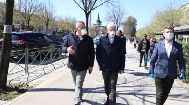 KARTAT E IDENTITETIT TË SKADUARA? Lleshaj letër Bankave: Mos u bëni pengesë për qytetarët, derisa të shohim mundësinë për të rihapur sportelet