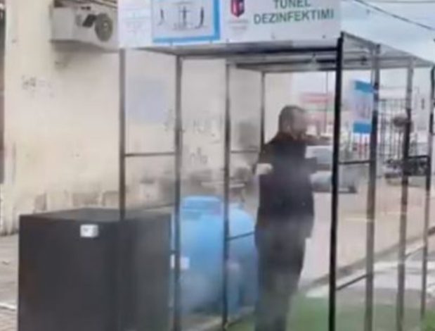 KORONAVIRUSI/ Veliaj publikon sistemin e ri të kabinave dezinfektuese që do përdoret nga nesër në Tiranë (VIDEO)