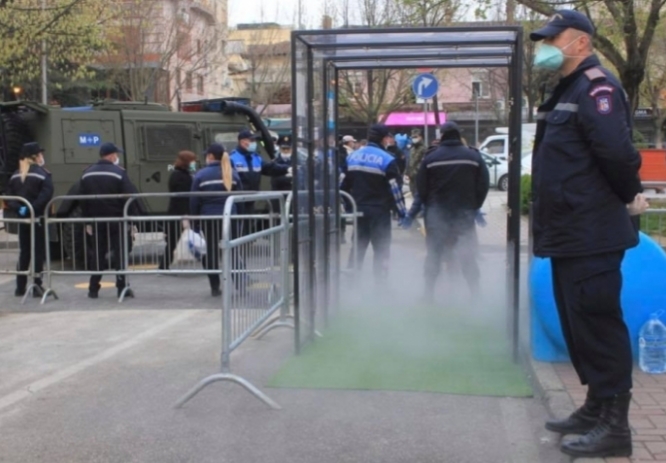 KORONAVIRUSI/ Pas masave të rrepta tek tregu në Kombinat, ushtria zbarkon tek Pazari i Ri