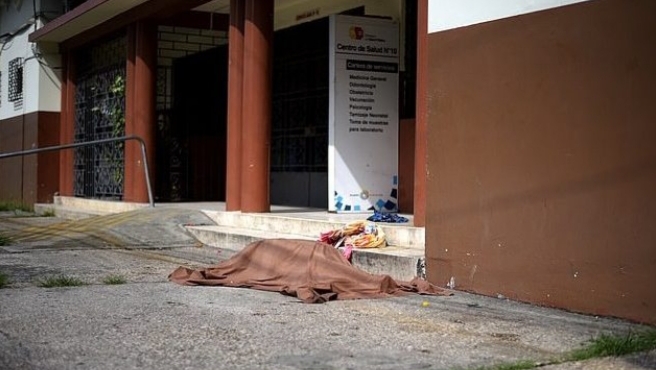 PAMJE TË TMERRSHME NGA EKUADORI/ Të vdekurit nga virusi braktisen në rrugë, kutitë e kartonit përdoren si arkivole
