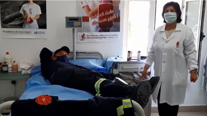 GJESTI HUMAN/ Zjarrfikësit e Gjirokastrës dhurojnë gjak për të shpëtuar jetë