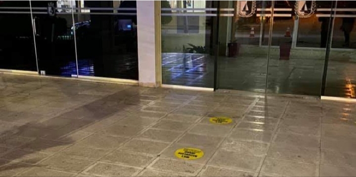 MASAT NDAJ KORONAVIRUSIT/ Saranda dhe Gjirokastra vendosin rrathët e verdhë orientues për mbajtjen e distancës sociale