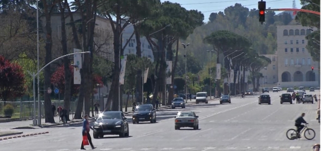 TIRANA PO LËVIZ/ Rrugët në kryeqytet gumëzhijnë nga automjetet dhe këmbësorët (VIDEO)