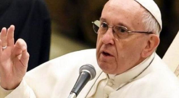 “SHENJTORËT E VËRTETË JANË MJEKËT”/ Papa Françesku: Disa politikanë në Europë më kujtojnë Hitlerin