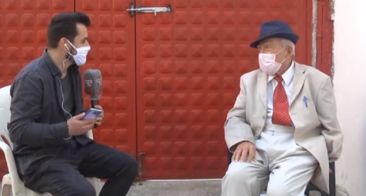 84 VJEÇ DHE KËRKON T’I RIKTHEHET BLUZAVE TË BARDHA/ Mjeku në pension: Nuk kam frikë, dua të ndihmoj njerëzit (VIDEO)