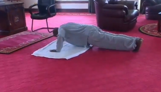 “QËNDRONI NË SHTËPI”/ Presidenti 75-vjeçar poston videon duke bërë ushtrime gjimnastike (VIDEO)