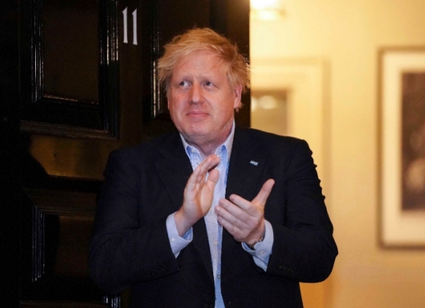 I PREKUR NGA COVID-19/ Përmirësohet gjendja e kryeministrit britanik Boris Johnson, del nga terapia intensive