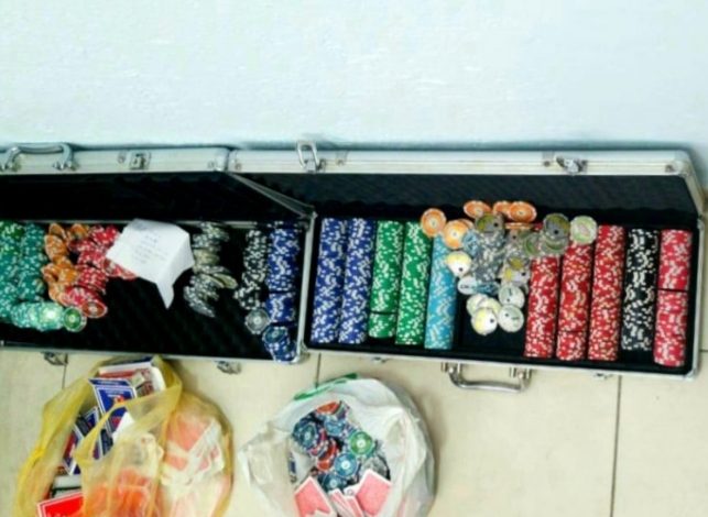 KORONAVIRUSI/ “E pëson” pronari i një lokali në Pogradec dhe katër klientë që luanin poker. Ja sa u gjobitën