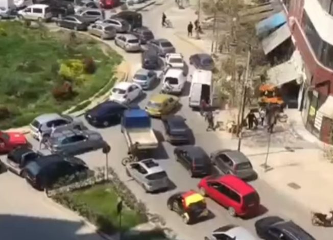 PAMJET KAOTIKE/ Astiri si në ditë të zakonshme, karvani i makinave krijon kaos, bllokohet rruga kryesore