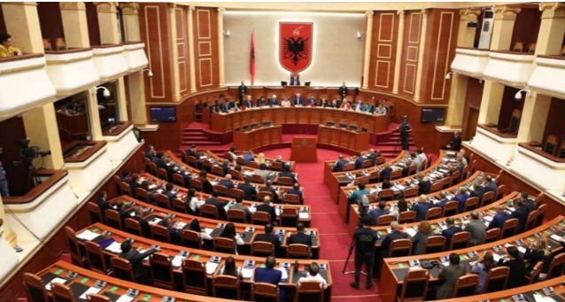 MBLEDHJA E KOFERENCËS SË KRYETARËVE/ Deputetët me maska dhe doreza, kush nuk zbaton etikën në komisione përjashtohet