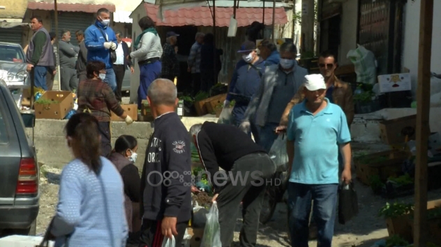 KORONAVIRUSI/ Qytetarët dyndje në tregun e Institutit, nuk respektojnë distancën