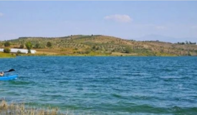 NË KOHË KORONAVIRUSI/ Një 24-vjeçar gjendet i pajetë pranë liqenit të Seferanit në Belsh