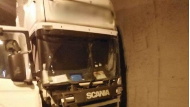 AKSIDENT TRAGJIK NË GREQI/ Shoferin shqiptar e zë gjumi në timon, kamioni përplaset brenda tunelit (FOTOT)