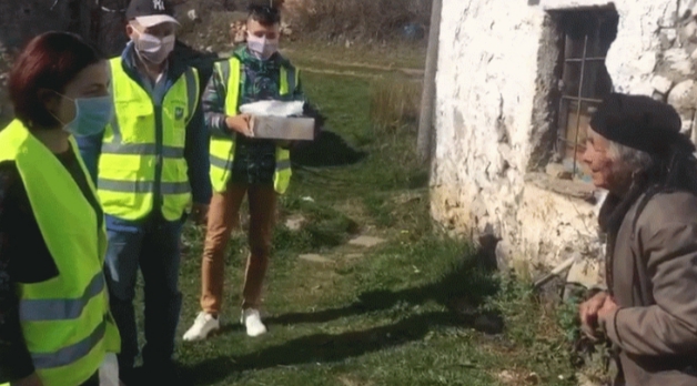 KORONAVIRUSI/ Bashkia Pukë aksion humanitar në Ditën e Pashkëve, ndihmon të moshuarit e vetmuar dhe familjet në nevojë (VIDEO)
