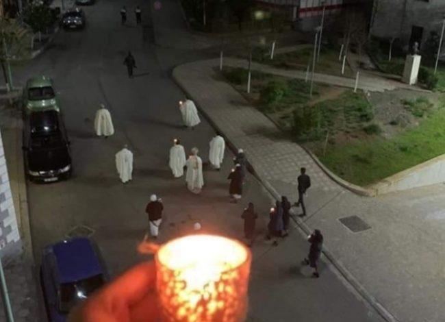 KORONAVIRUSI/ Pashkët në Rrëshen kremtohen me rrugë të zbrazura, qytetarët i bashkohen marshimit nga ballkonet (VIDEO)