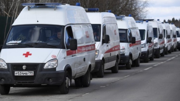 E DIELA DRAMATIKE NË RUSI/ Koronavirusi “paralizon” Moskën, radhë kilometrike ambulancash me të infektuar (VIDEOT)