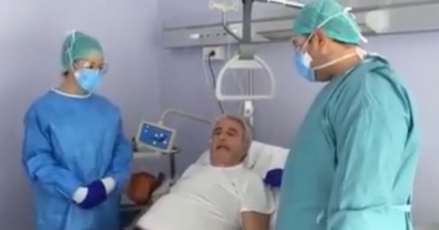 KORONAVIRUSI/ Manastirliu poston VIDEON nga spitali i Breshias. I sëmuri fjalë prekëse dy infermierëve shqiptarë që po i shërbejnë