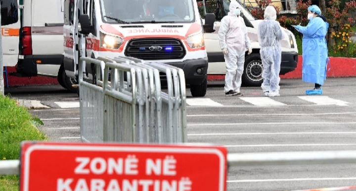 KORONAVIRUSI/ U kujdesën për të aksidentuarin që rezultoi me COVID-19, karantinohen 10 persona të personelit mjekësor