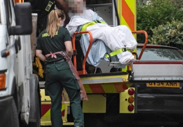 KORONAVIRUSI/ Britania shënon 717 viktima brenda 24 orëve, COVID-19 i merr jetën një 17 vjeçari dhe 40 pacientëve të shëndetshëm