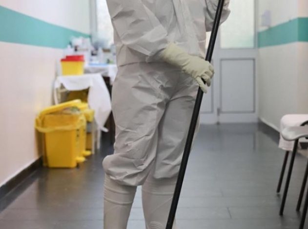 NË FRONT ME COVID19/ Manastirliu publikon FOTON e sanitares së spitalit: Punë e paçmuar