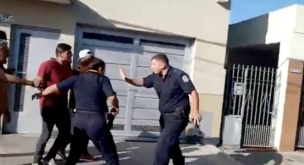 PLAS GRUSHTI NË RRUGË/ Qytetarët shkelin karantinën dhe rrihen me policinë për gjobat (VIDEO)