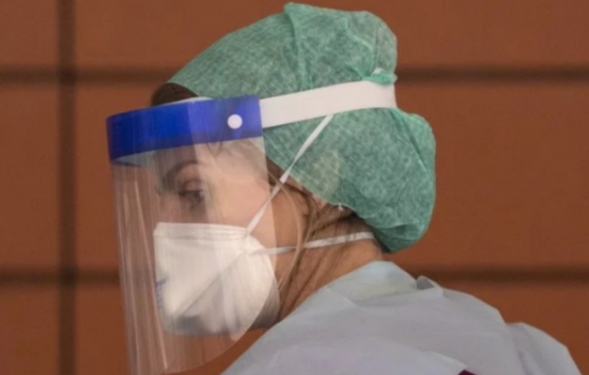 “QAVA PËR 2 ORË NË MAKINË”/ Infermierja tregon çastet e vështira: Si e braktisa spitalin se nuk kisha masa mbrojtëse, mendova për…