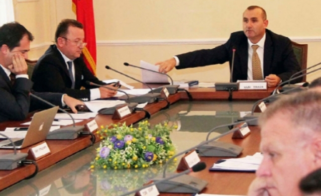 “KUSH THYEN KARANTINËN, GJOBË 3 VITE…”/ Komisioni i Ligjeve miraton ndryshimet në Kodin Penal