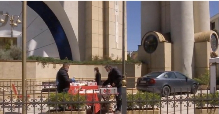 KORONAVIRUSI NUK NDAL RITET FETARE/ Besimtarët ortodoksë në radhë marrin bojën e kuqë për vezët e pashkëve (VIDEO)