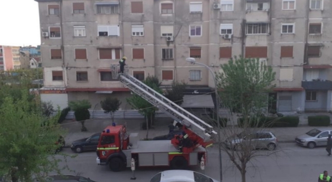 I BIRI DHA ALARMIN/ Gjendet e pajetë në banesë e moshuara nga Elbasani, policia hyn nga dritarja (VIDEO)