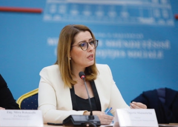 “SITUATA ËSHTË NËN KONTROLL NË SPITALE”/ Manastirliu: Fasha orare u zgjerua për të shmangur radhët, jo që qytetarët të dalin e të relaksohen