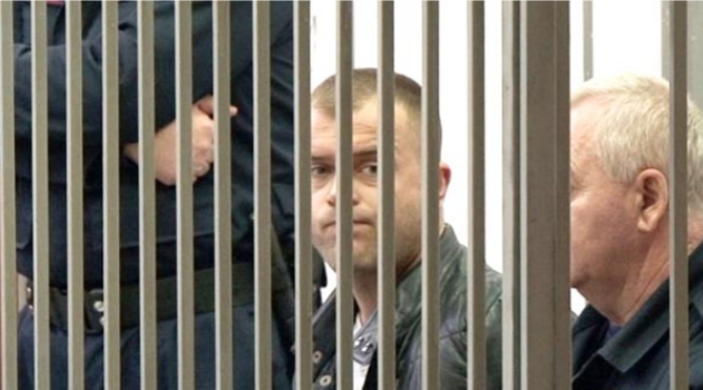 THEU KARANTINËN DHE GODITI DY MJETET E POLICISË…/ Arrest shtëpi per ish-policin (EMRI)