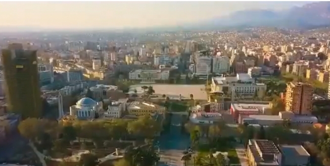 “SI ZOGJ ME CICËRIMA”/ Fëmijet e “Zyber Hallullit” këndojnë nëpër rrugët e Tiranës (VIDEO)
