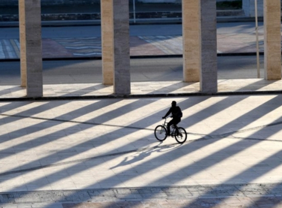 SHQIPËRIA NË KARANTINË/ Rrugët e kryeqytetit thuajse bosh. Pamjet interesante që vijnë nga Tirana (FOTOT)