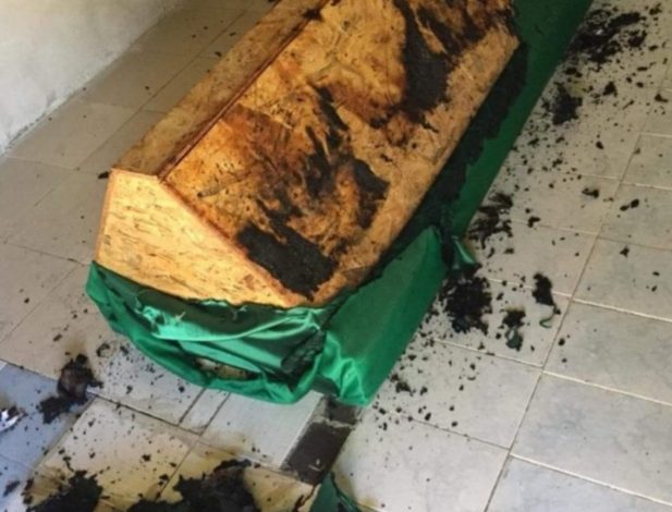 NGJARJE E RËNDË NË TEPELENË/ Tentohet të digjet tyrbeja dhe mezari i Baba Jonuz Gjiririt (FOTO)