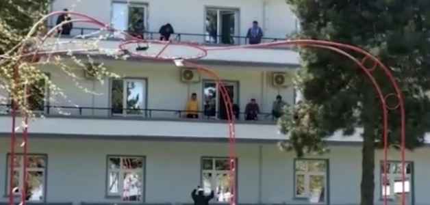 COVID-19/ Pogradec, karantinohen në hotel 59 shqiptarë të kthyer nga Greqia e Maqedonia e Veriut (VIDEO)