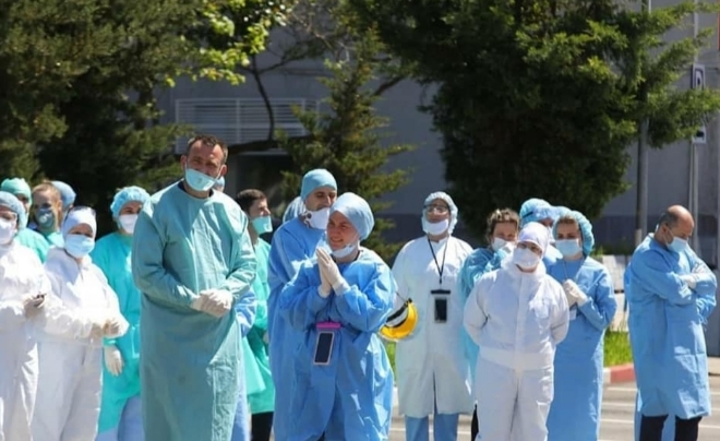“MAMI KUR DO KTHEHESH?” Forcat zjarrfikëse përlotin mjekët e Infektivit me gjestin e veçantë (FOTO)