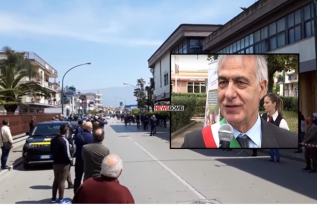 COVID-19/ Italianët vërshojnë në rrugë për t’i dhënë lamtumirën e fundit kryebashkiakut që vdiq nga koronavirusi