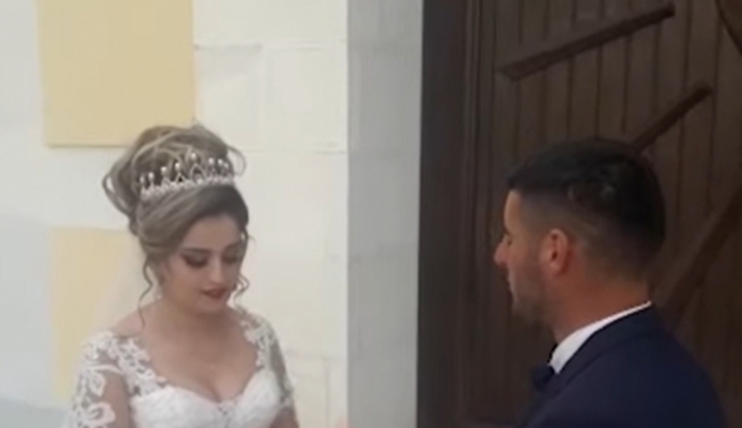 NË KOHË PANDEMIE/ Çifti shkodran martohet para kishës së mbyllur
