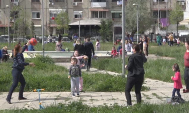 “ËSHTË NJË SËMUNDJE QË TË ÇON NË SPITAL”/ Çfarë thonë fëmijët e Tiranës për Covid (VIDEO)