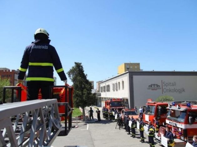 ZJARRËFIKËSIT VIZITOJNË STAFIN E SPITALIT INFEKTIV/ Rama: Solidaritet për luftëtarët e vijës së zjarrit
