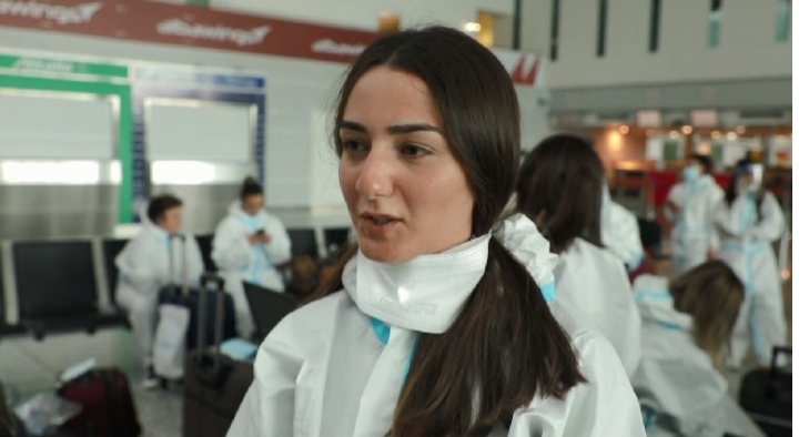 “NUK E MENDOVA DY HERË, E NDJEVA SI OBLIGIM”/ Çfarë thanë 60 infermierët para se të niseshin në Itali (VIDEO)